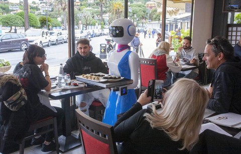 Một nhà hàng Italy sử dụng robot làm nhân viên phục vụ bàn - Ảnh 1. Một nhà hàng Italy sử dụng robot làm nhân viên phục vụ bàn - Ảnh 1.