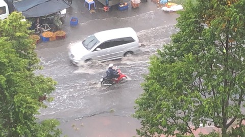 TP.HCM mưa diện rộng, nhiều tuyến đường ngập nước - Ảnh 1. TP.HCM mưa diện rộng, nhiều tuyến đường ngập nước - Ảnh 1.