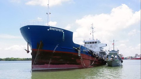 Bà Rịa - Vũng Tàu liên tiếp bắt hai tàu chở dầu không giấy tờ - Ảnh 1. Bà Rịa - Vũng Tàu liên tiếp bắt hai tàu chở dầu không giấy tờ - Ảnh 1.