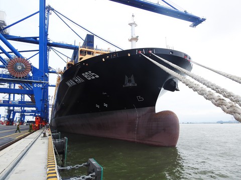 Tàu hàng khủng cập cảng container quốc tế Hải Phòng - Ảnh 1. Tàu hàng khủng cập cảng container quốc tế Hải Phòng - Ảnh 1.