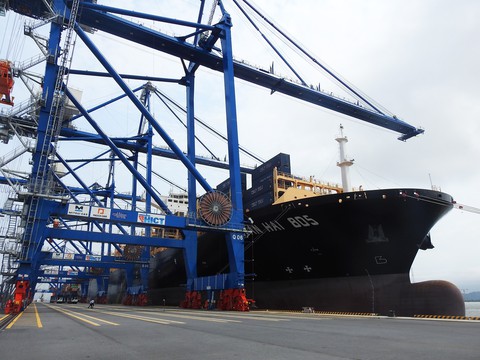 Tàu hàng khủng cập cảng container quốc tế Hải Phòng - Ảnh 3. Tàu hàng khủng cập cảng container quốc tế Hải Phòng - Ảnh 3.