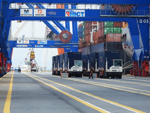 Tàu hàng khủng cập cảng container quốc tế Hải Phòng - Ảnh 2. Tàu hàng khủng cập cảng container quốc tế Hải Phòng - Ảnh 2.