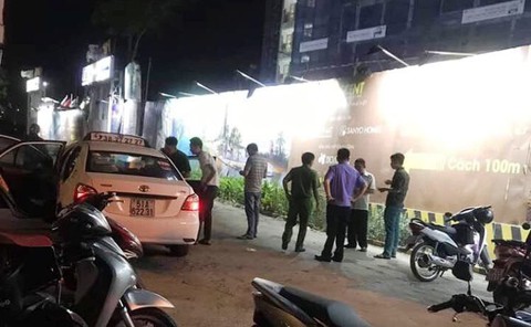 Người dân cấp cứu tài xế taxi nghi bị hành khách dùng dao tấn công - Ảnh 1. Người dân cấp cứu tài xế taxi nghi bị hành khách dùng dao tấn công - Ảnh 1.