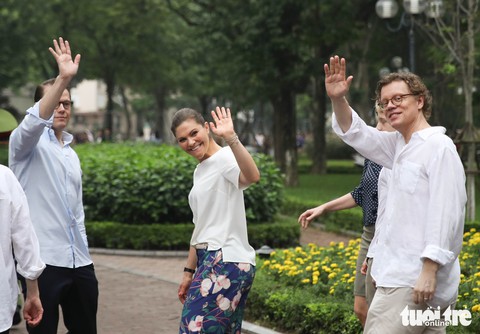 Công chúa kế vị Thụy Điển sảng khoái tập thể dục với người dân Hà Nội - Ảnh 10. Công chúa kế vị Thụy Điển sảng khoái tập thể dục với người dân Hà Nội - Ảnh 10.