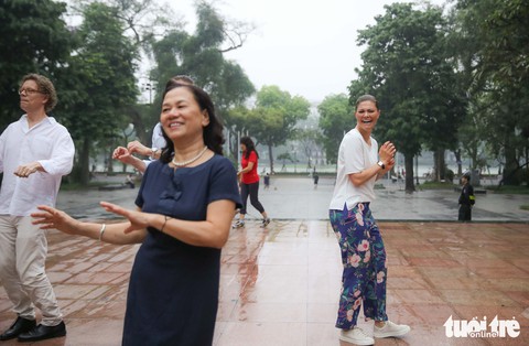 Công chúa kế vị Thụy Điển sảng khoái tập thể dục với người dân Hà Nội - Ảnh 3. Công chúa kế vị Thụy Điển sảng khoái tập thể dục với người dân Hà Nội - Ảnh 3.