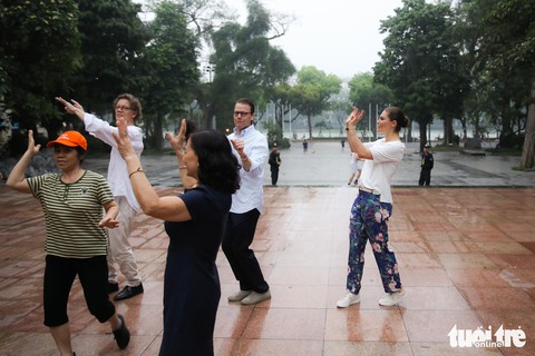 Công chúa kế vị Thụy Điển sảng khoái tập thể dục với người dân Hà Nội - Ảnh 4. Công chúa kế vị Thụy Điển sảng khoái tập thể dục với người dân Hà Nội - Ảnh 4.