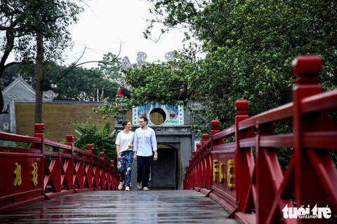 Công chúa kế vị Thụy Điển sảng khoái tập thể dục với người dân Hà Nội - Ảnh 8. Công chúa kế vị Thụy Điển sảng khoái tập thể dục với người dân Hà Nội - Ảnh 8.