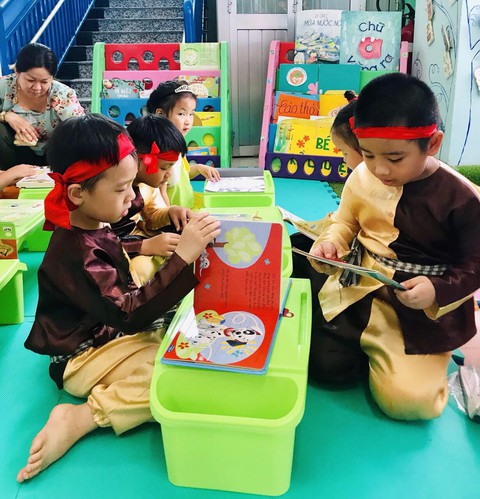 Bé mầm non hào hứng đọc sách và kể chuyện theo sách - Ảnh 2. Bé mầm non hào hứng đọc sách và kể chuyện theo sách - Ảnh 2.