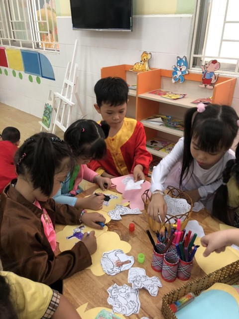 Bé mầm non hào hứng đọc sách và kể chuyện theo sách - Ảnh 3. Bé mầm non hào hứng đọc sách và kể chuyện theo sách - Ảnh 3.