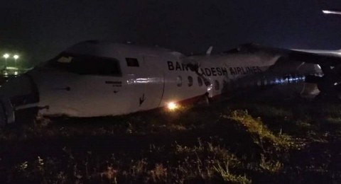Máy bay vỡ khi trượt đường băng ở Myanmar - Ảnh 1. Máy bay vỡ khi trượt đường băng ở Myanmar - Ảnh 1.
