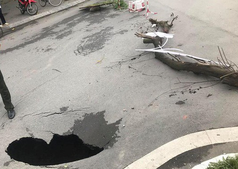 Hà Nội xuất hiện hố tử thần sâu 2m trên mặt đường - Ảnh 1. Hà Nội xuất hiện hố tử thần sâu 2m trên mặt đường - Ảnh 1.