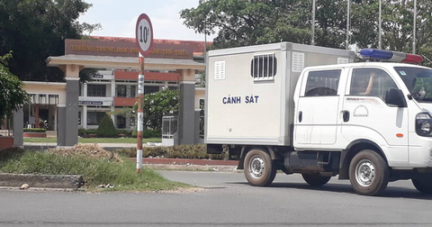 Bắt hiệu trưởng lập hồ sơ khống xây trường - Ảnh 1. Bắt hiệu trưởng lập hồ sơ khống xây trường - Ảnh 1.