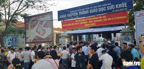 Rồng rắn xếp hàng từ 1 giờ sáng để đăng ký tiêm văcxin - Ảnh 3. Rồng rắn xếp hàng từ 1 giờ sáng để đăng ký tiêm văcxin - Ảnh 3.