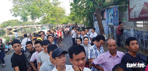 Rồng rắn xếp hàng từ 1 giờ sáng để đăng ký tiêm văcxin - Ảnh 2. Rồng rắn xếp hàng từ 1 giờ sáng để đăng ký tiêm văcxin - Ảnh 2.