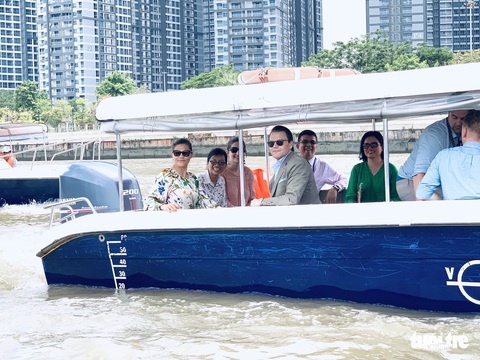 Công chúa kế vị Thụy Điển du ngoạn trên sông Sài Gòn - Ảnh 5. Công chúa kế vị Thụy Điển du ngoạn trên sông Sài Gòn - Ảnh 5.