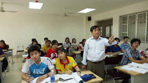 Giáo sư cũng phải thi lấy chứng chỉ bồi dưỡng nghiệp vụ sư phạm? - Ảnh 1. Giáo sư cũng phải thi lấy chứng chỉ bồi dưỡng nghiệp vụ sư phạm? - Ảnh 1.