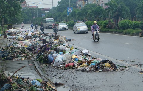 Hà Nội, TP.HCM vẫn phổ biến tình trạng để rác trước cửa nhà - Ảnh 1. Hà Nội, TP.HCM vẫn phổ biến tình trạng để rác trước cửa nhà - Ảnh 1.