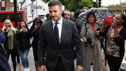 Beckham bị cấm lái xe 6 tháng vì vừa lái xe vừa điện thoại - Ảnh 2. Beckham bị cấm lái xe 6 tháng vì vừa lái xe vừa điện thoại - Ảnh 2.