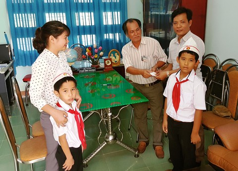 Nhặt được túi vàng, 2 học sinh lớp 3 nộp cho trường tìm người mất - Ảnh 1. Nhặt được túi vàng, 2 học sinh lớp 3 nộp cho trường tìm người mất - Ảnh 1.