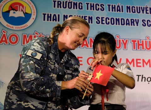 Hải quân Úc rực cháy trong đêm với học sinh Nha Trang - Ảnh 13. Hải quân Úc rực cháy trong đêm với học sinh Nha Trang - Ảnh 13.