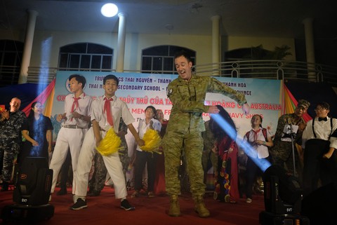 Hải quân Úc rực cháy trong đêm với học sinh Nha Trang - Ảnh 11. Hải quân Úc rực cháy trong đêm với học sinh Nha Trang - Ảnh 11.