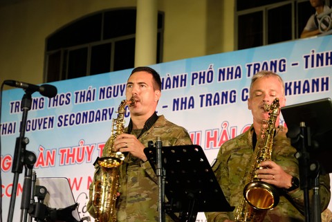 Hải quân Úc rực cháy trong đêm với học sinh Nha Trang - Ảnh 3. Hải quân Úc rực cháy trong đêm với học sinh Nha Trang - Ảnh 3.