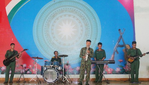 Ban nhạc đồng đội của trung đoàn 88 - Ảnh 1. Ban nhạc đồng đội của trung đoàn 88 - Ảnh 1.