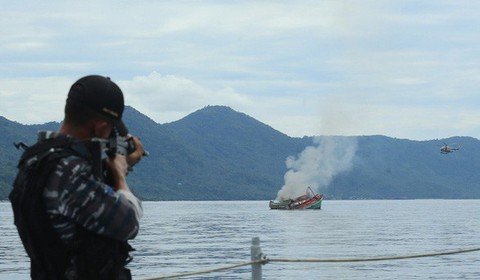 Việt Nam quan ngại sâu sắc về việc Indonesia đánh chìm 38 tàu cá - Ảnh 1. Việt Nam quan ngại sâu sắc về việc Indonesia đánh chìm 38 tàu cá - Ảnh 1.