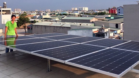 Dân TP.HCM nhận tiền bán điện mặt trời từ ngành điện - Ảnh 1. Dân TP.HCM nhận tiền bán điện mặt trời từ ngành điện - Ảnh 1.