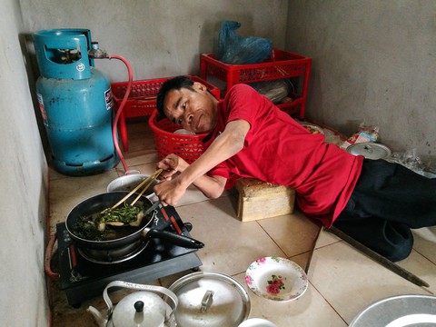 Người sâu Hoàng Thần - Ảnh 2. Người sâu Hoàng Thần - Ảnh 2.