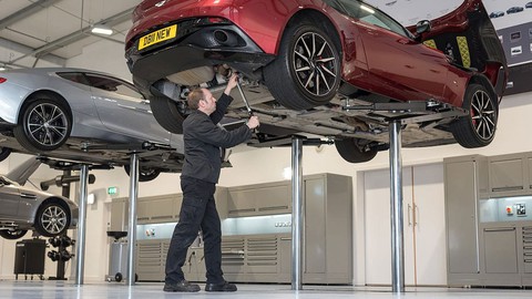 Chăm sóc xe cùng chuyên gia Aston Martin - Ảnh 1. Chăm sóc xe cùng chuyên gia Aston Martin - Ảnh 1.