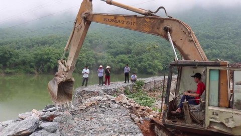 Tháo dỡ bờ kè đá dài 70m lấn chiếm sông Mã - Ảnh 1. Tháo dỡ bờ kè đá dài 70m lấn chiếm sông Mã - Ảnh 1.