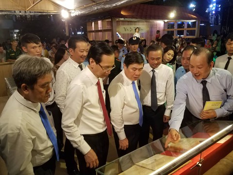 Đông đảo người dân tham dự Ngày hội văn hóa đọc lần đầu tại TP.HCM - Ảnh 1. Đông đảo người dân tham dự Ngày hội văn hóa đọc lần đầu tại TP.HCM - Ảnh 1.