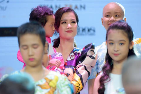 Đông Nhi hát, diễn thời trang gây quỹ cho bệnh nhi ung thư - Ảnh 1. Đông Nhi hát, diễn thời trang gây quỹ cho bệnh nhi ung thư - Ảnh 1.