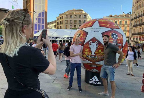 Madrid nhộn nhịp đón trận chung kết - Ảnh 1. Madrid nhộn nhịp đón trận chung kết - Ảnh 1.