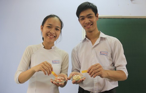 Học sinh lớp 11 sáng chế giấy phát hiện chất bảo quản - Ảnh 1. Học sinh lớp 11 sáng chế giấy phát hiện chất bảo quản - Ảnh 1.