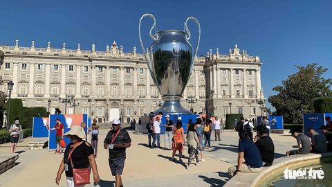 Madrid nhuộm màu nhộn nhịp trước chung kết Champions League 2019 - Ảnh 2. Madrid nhuộm màu nhộn nhịp trước chung kết Champions League 2019 - Ảnh 2.