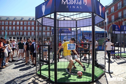 Madrid nhuộm màu nhộn nhịp trước chung kết Champions League 2019 - Ảnh 4. Madrid nhuộm màu nhộn nhịp trước chung kết Champions League 2019 - Ảnh 4.