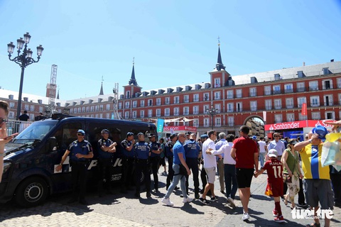 Madrid nhuộm màu nhộn nhịp trước chung kết Champions League 2019 - Ảnh 8. Madrid nhuộm màu nhộn nhịp trước chung kết Champions League 2019 - Ảnh 8.