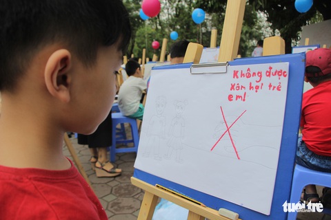 Trẻ em gửi thông điệp chống xâm hại, chống bạo lực qua tranh vẽ - Ảnh 3. Trẻ em gửi thông điệp chống xâm hại, chống bạo lực qua tranh vẽ - Ảnh 3.