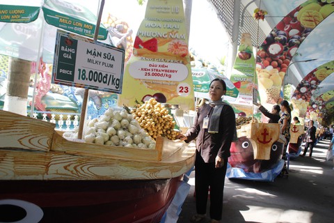 Ngắm bí ngô khổng lồ 100kg, dừa khủng 15kg... tại Suối Tiên - Ảnh 9. Ngắm bí ngô khổng lồ 100kg, dừa khủng 15kg... tại Suối Tiên - Ảnh 9.