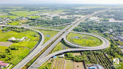 Hạ tầng giao thông rút ngắn khoảng cách Long An với TP.HCM - Ảnh 1. Hạ tầng giao thông rút ngắn khoảng cách Long An với TP.HCM - Ảnh 1.