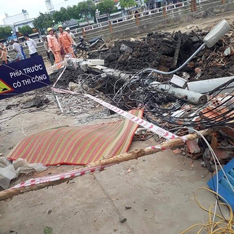 Cần cẩu quẹt gãy trụ điện, đè chết nhân viên làm cống thoát nước - Ảnh 1. Cần cẩu quẹt gãy trụ điện, đè chết nhân viên làm cống thoát nước - Ảnh 1.