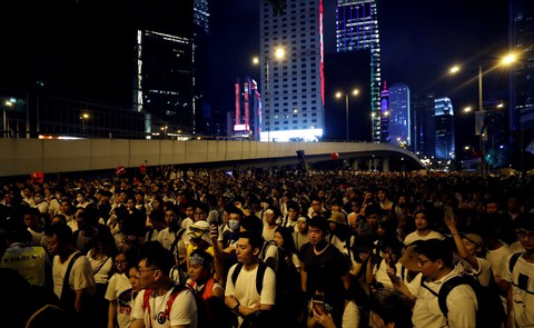 Biểu tình Hong Kong đã có đụng độ, báo Trung Quốc tố thế lực nước ngoài phá - Ảnh 2. Biểu tình Hong Kong đã có đụng độ, báo Trung Quốc tố thế lực nước ngoài phá - Ảnh 2.