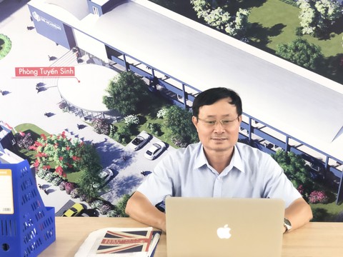 Nguyên hiệu trưởng Quốc học Huế cầm lái UK Academy Huế - Ảnh 1. Nguyên hiệu trưởng Quốc học Huế cầm lái UK Academy Huế - Ảnh 1.