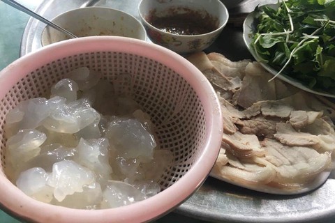 Nộm sứa mắm ruốc đầm Thị Nại: ăn cả thau vẫn còn thèm - Ảnh 3. Nộm sứa mắm ruốc đầm Thị Nại: ăn cả thau vẫn còn thèm - Ảnh 3.