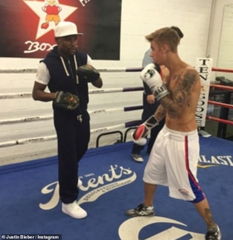 Justin Bieber thách Tom Cruise đấu võ tự do - Ảnh 4. Justin Bieber thách Tom Cruise đấu võ tự do - Ảnh 4.
