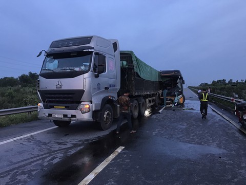 Xe giường nằm tông xe đầu kéo trên cao tốc, 3 người bị thương nặng - Ảnh 3. Xe giường nằm tông xe đầu kéo trên cao tốc, 3 người bị thương nặng - Ảnh 3.
