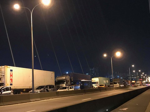 Xe tải lật ngang đường, dốc cầu Phú Mỹ kẹt cứng - Ảnh 2. Xe tải lật ngang đường, dốc cầu Phú Mỹ kẹt cứng - Ảnh 2.