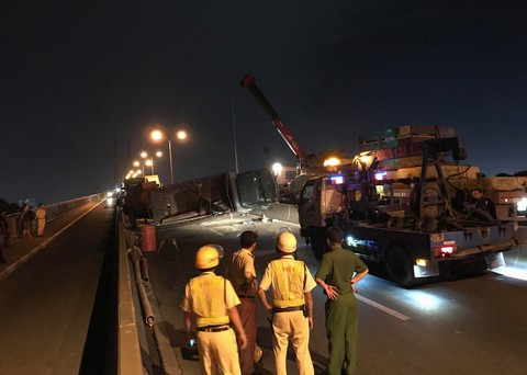 Xe tải lật ngang đường, dốc cầu Phú Mỹ kẹt cứng - Ảnh 1. Xe tải lật ngang đường, dốc cầu Phú Mỹ kẹt cứng - Ảnh 1.